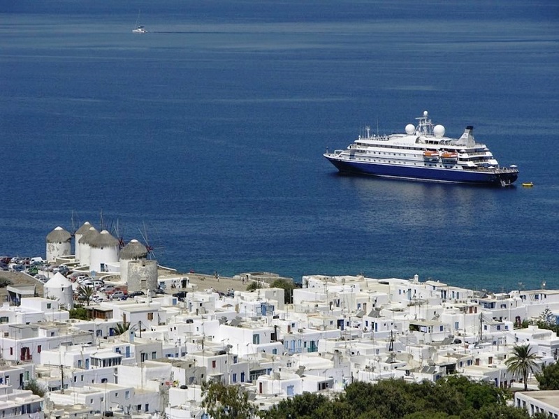 Η Ελλάδα «ανάβει μηχανές»: μειώνεται ο ΦΠΑ σε εισιτήρια, εστίαση, ξενοδοχεία, υγειονομικά μέτρα στα νησιά, ανοίγουν τα σύνορα...