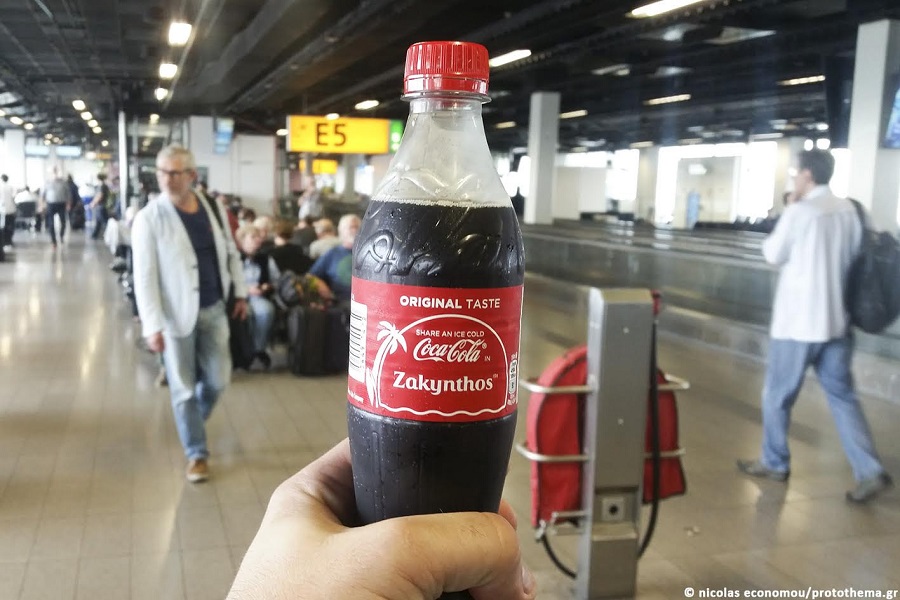 Η Coca Cola διαφημίζει τα ελληνικά νησιά στο Παρίσι!!!