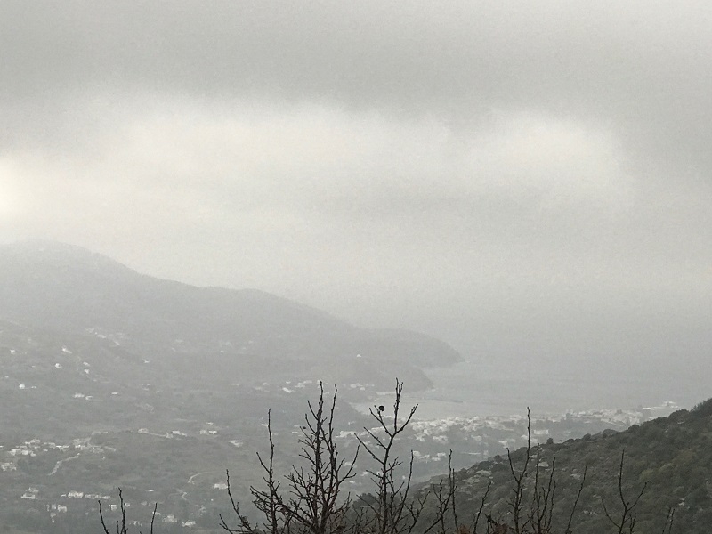 Άνδρος: Τοπία στην ομίχλη και ένα ρεμέτζο με θύελλα στο Γαύριο