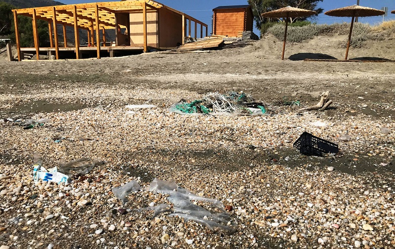 Από που έρχονται τα σκουπίδια στις παραλίες του Κορθίου;