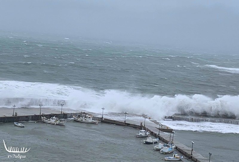 Τα κύματα σαρώνουν το λιμάνι της Χώρας στην Άνδρο (φωτογραφίες και βίντεο)