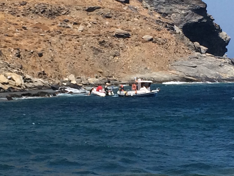 ΑΠΟΚΛΕΙΣΤΙΚΟ: Το λιμενικό και οι ψαράδες έσωσαν σκάφος έξω από το λιμάνι της Χώρας (φωτογραφίες & βίντεο)